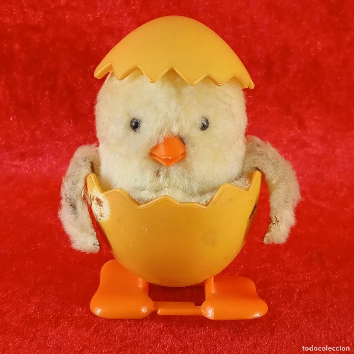 Juguetes antiguos y juegos de colecci&oacute;n: JUGUETE CLASICO DE CUERDA - POLLITO SALIENDO DEL HUEVO - DE PL&Aacute;STICO - 9 X 7,5 CM / 2103