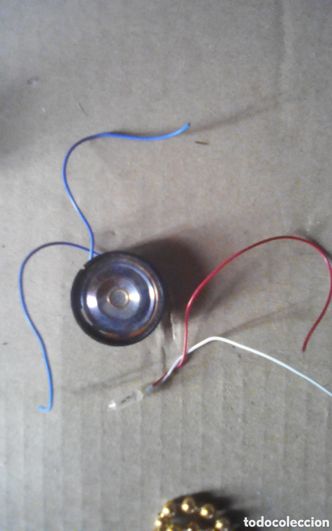 Juguetes antiguos y juegos de colecci&oacute;n: Mini altavoz y bombilla de un juguete a pilas. Altavoz FJ 8 ohmios 0,25 V. Mide 30 mm.