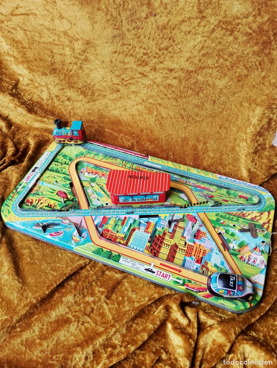 Juguetes antiguos y juegos de colecci&oacute;n: Divertido circuito: locomotora y coche que evolucionan simult&aacute;neamente a trav&eacute;s de 2 pistas distinta