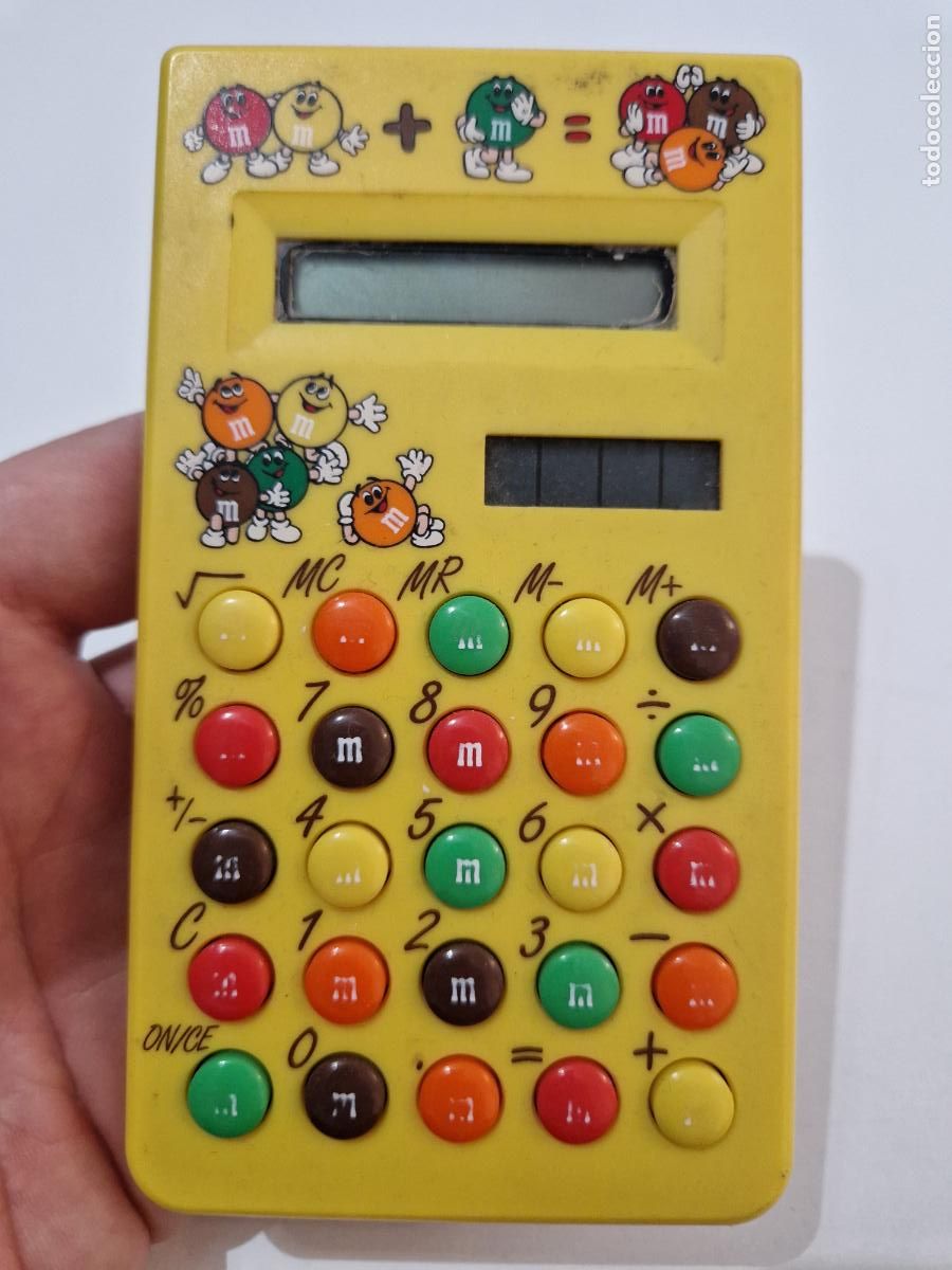 Juguetes antiguos y juegos de colecci&oacute;n: antigua calculadora regalo obsequio dulces chocolate m&m de 1993 vintage