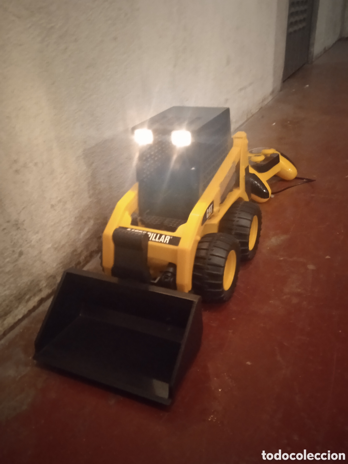 Juguetes antiguos y juegos de colecci&oacute;n: EXCAVADORA CAT CATERPILLAR CON MANDO NUEVA