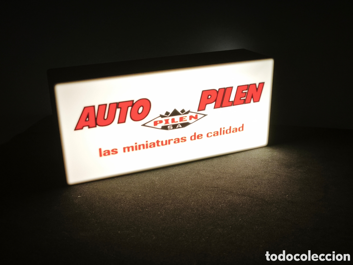 Juguetes antiguos y juegos de colecci&oacute;n: Cartel luminoso Auto Pilen las miniaturas de calidad