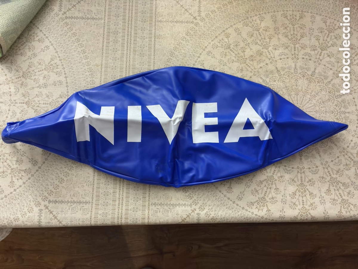 Juguetes antiguos y juegos de colecci&oacute;n: Bal&oacute;n de playa hinchable Nivea, nuevo