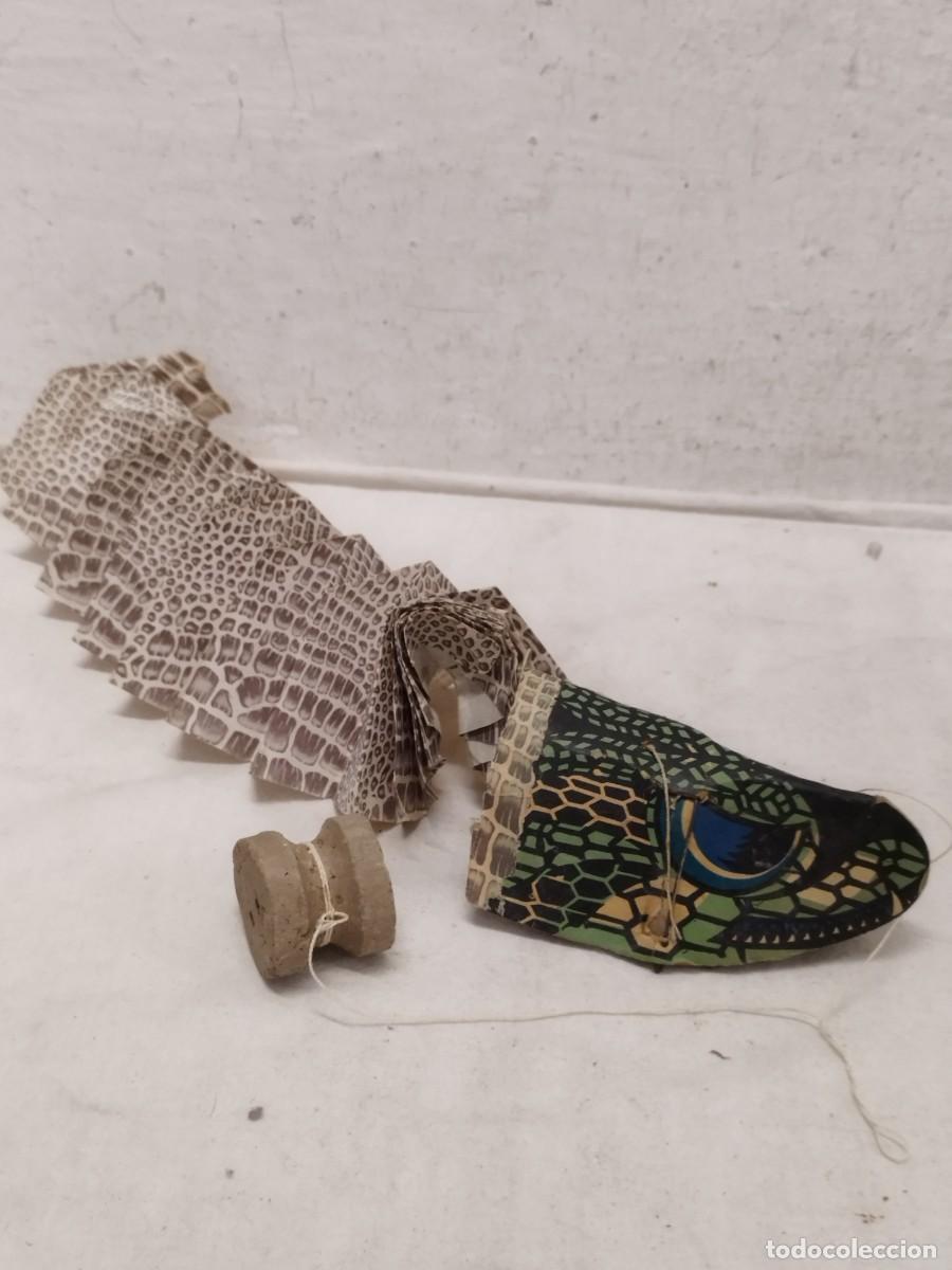 Juguetes antiguos y juegos de colecci&oacute;n: Antiguo juguete de una serpiente articulada. De papel y cart&oacute;n. A restaurar. La bobina es de piedra.