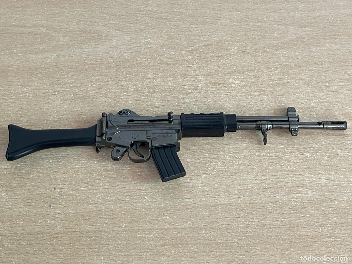 Juguetes antiguos y juegos de colecci&oacute;n: Rara R&eacute;plica a escala del Fusil de Asalto Daewoo K2 Made in Korea con mecanismo de disparo a&ntilde;os 80