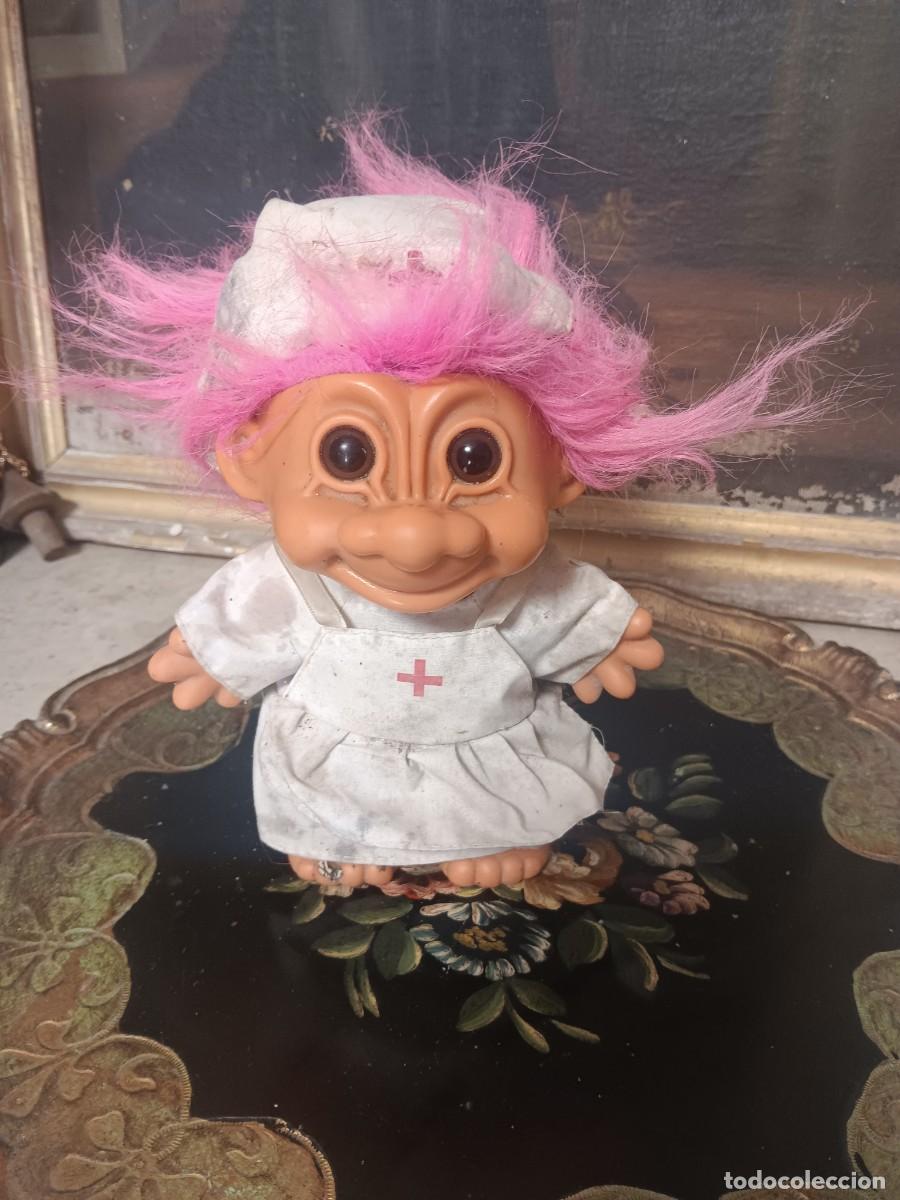 Juguetes antiguos y juegos de colecci&oacute;n: mu&ntilde;eco Troll vintage de la marca Russ Berrie, con cabello rosa y un uniforme de enfermera blanco.Ide