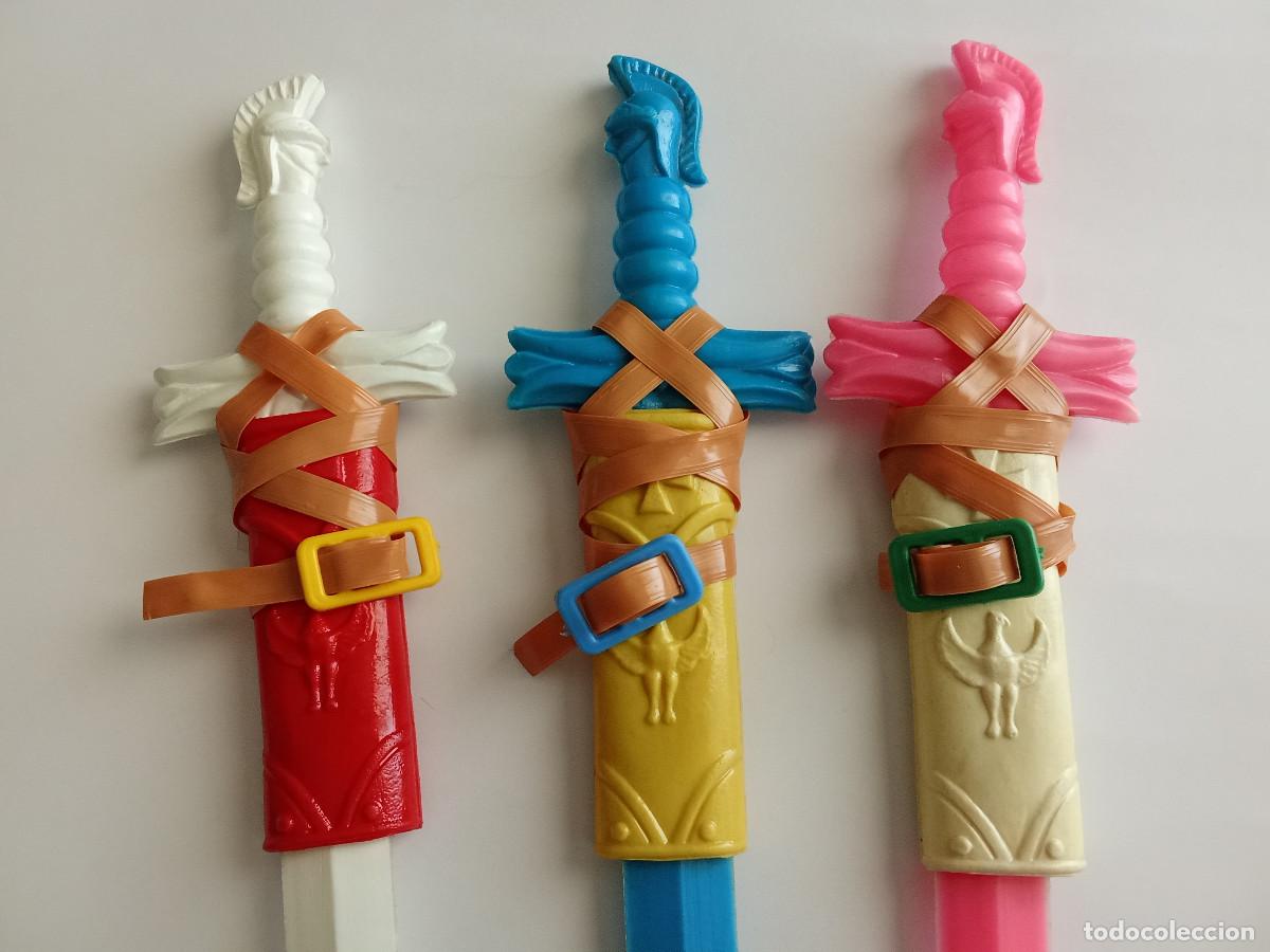 Juguetes antiguos y juegos de colecci&oacute;n: Tres espadas romanas ( 45,5 cm ) pl&aacute;stico inflado kiosko a&ntilde;os 60 Reservado