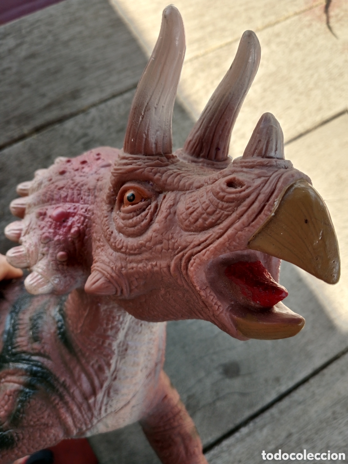 Juguetes antiguos y juegos de colecci&oacute;n: ENORME DINOSAURIO DE GOMA CON SONIDO