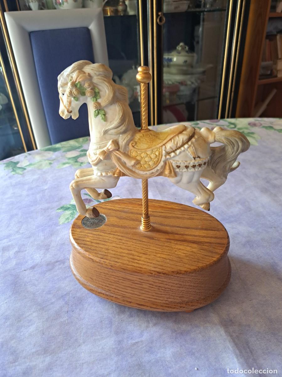 Juguetes antiguos y juegos de colecci&oacute;n: Caja de m&uacute;sica vintage con un caballo de carrusel, caja de musica sankio