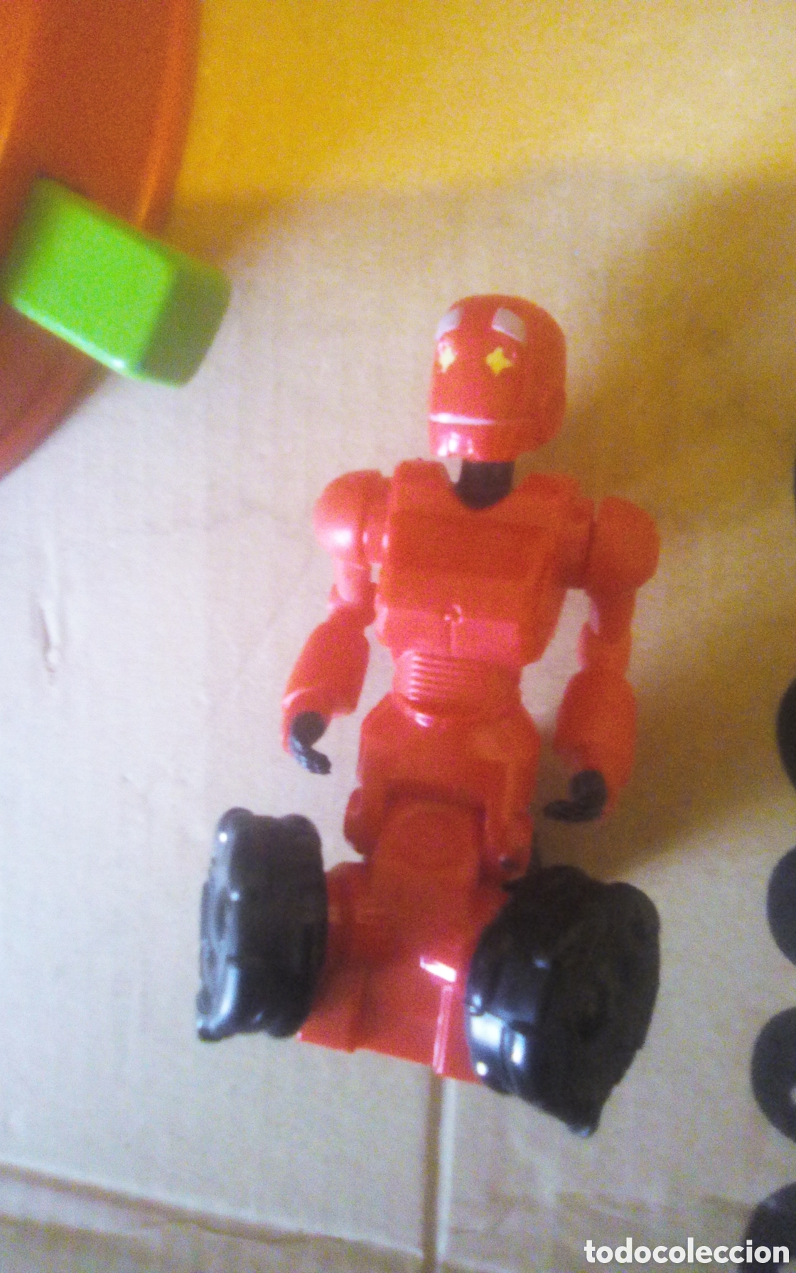 Juguetes antiguos y juegos de colecci&oacute;n: Robot a cuerda, mueve brazos y cabeza. &copy; 2008 Wowwee Ltd. Made for McDonald's. Mide 11,5 cm.