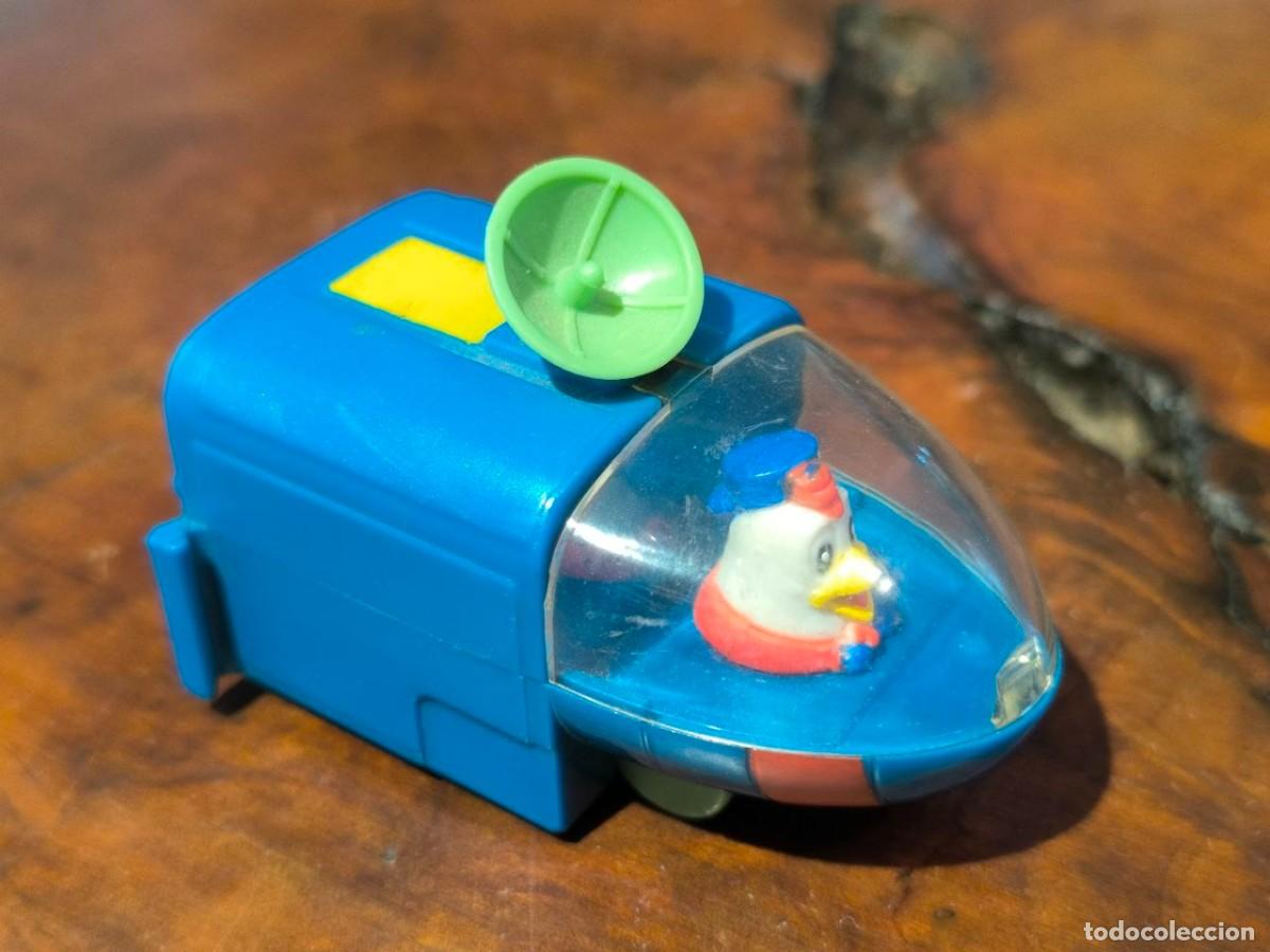 Juguetes antiguos y juegos de colecci&oacute;n: VEHICULO ESPACIAL CONDUCIDO POR UN POLLO 7,5X4 CM