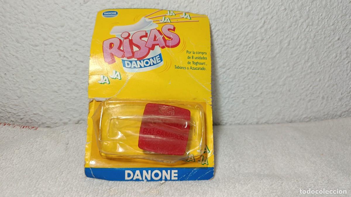 Juguetes antiguos y juegos de colecci&oacute;n: ANTIGUO BLISTER JUEGO BROMA RISAS DANONE CAJA SORPRESA REGALO PROMOCIONAL DE DANONE A&Ntilde;OS 90