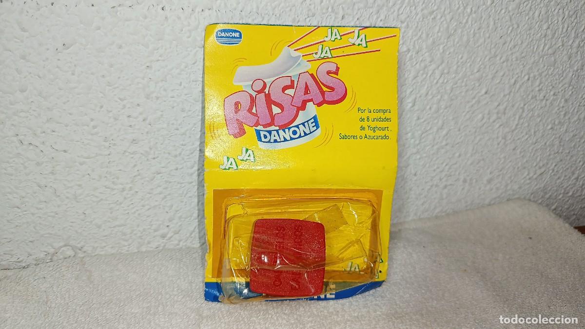 Juguetes antiguos y juegos de colecci&oacute;n: ANTIGUO BLISTER JUEGO BROMA RISAS DANONE CAJA SORPRESA REGALO PROMOCIONAL DE DANONE A&Ntilde;OS 90