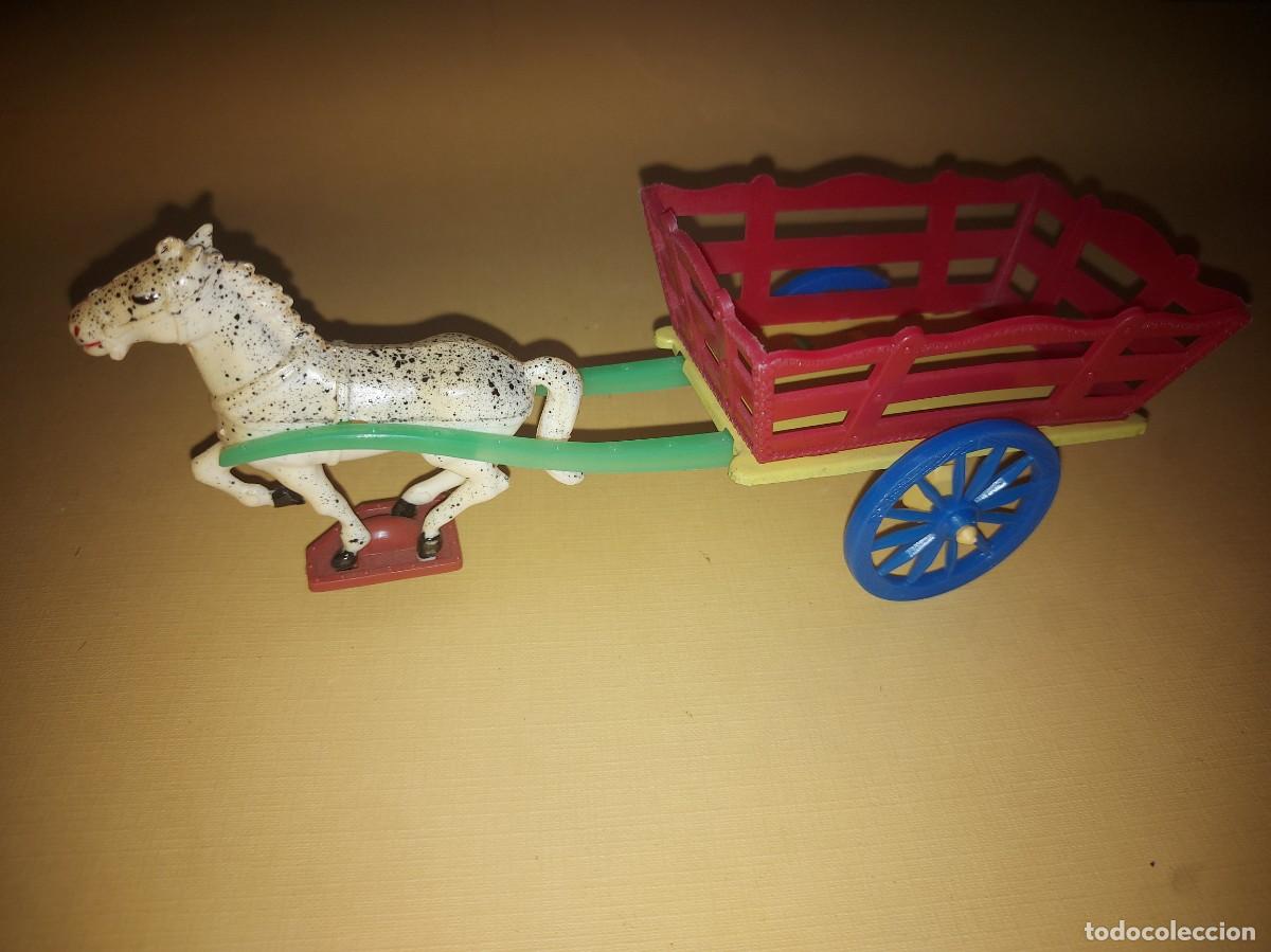 Juguetes antiguos y juegos de colecci&oacute;n: CABALLO DE HOJALATA CON CARRO