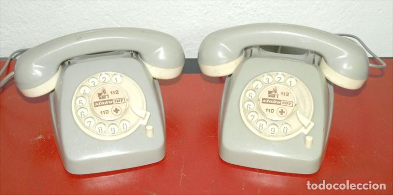 Juguetes antiguos y juegos de colecci&oacute;n: Dos tel&eacute;fonos de juguete