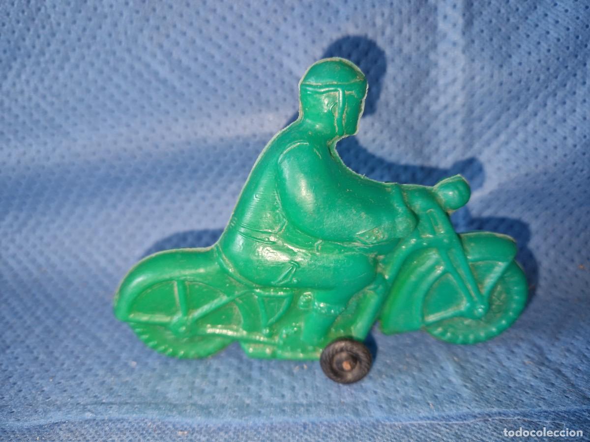Juguetes antiguos y juegos de colecci&oacute;n: MOTO CON PILOTO DE PLASTICO INFLADO