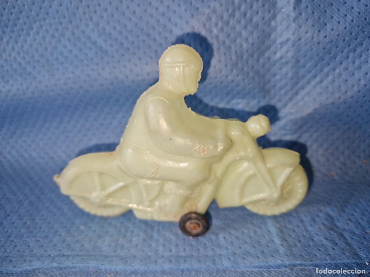 Juguetes antiguos y juegos de colecci&oacute;n: MOTO CON PILOTO DE PLASTICO INFLADO