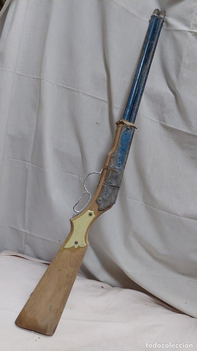 Juguetes antiguos y juegos de colecci&oacute;n: Winchester de hojalata y madera juguete