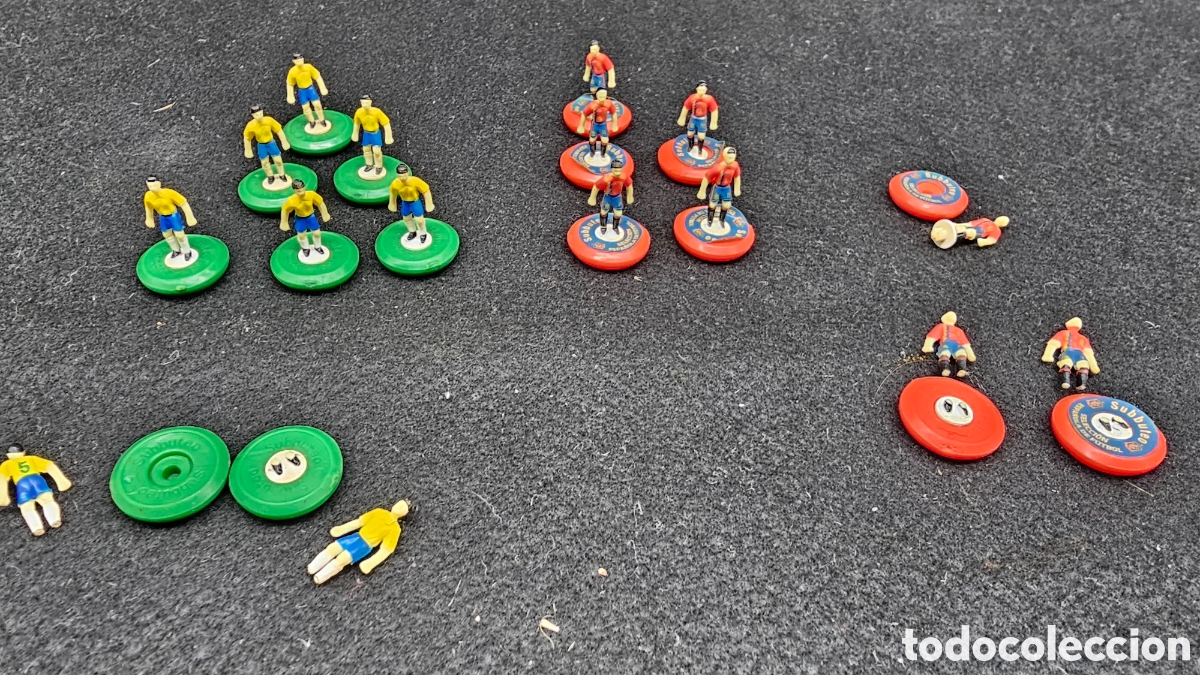 Juguetes antiguos y juegos de colecci&oacute;n: figuras de un equipo cl&aacute;sico de f&uacute;tbol de mesa Subbuteo,