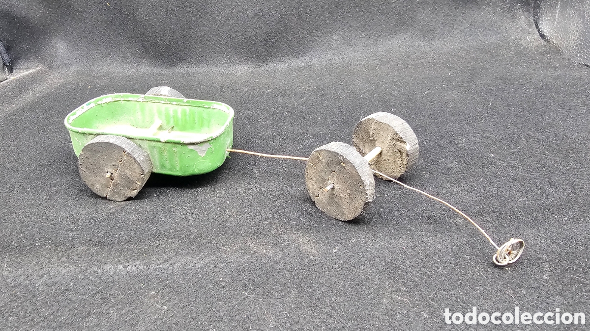 Juguetes antiguos y juegos de colecci&oacute;n: Antiguo juguete artesanal de lata de sardinas y neum&aacute;ticos de coche