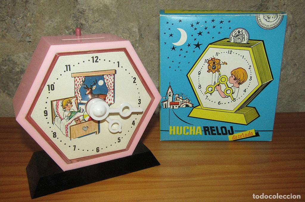 Juguetes antiguos y juegos de colecci&oacute;n: ANTIGUA HUCHA RELOJ DECAORADA DE VILPA - NUEVA Y EN SU CAJA ORIGINAL - A&Ntilde;OS 60/70.