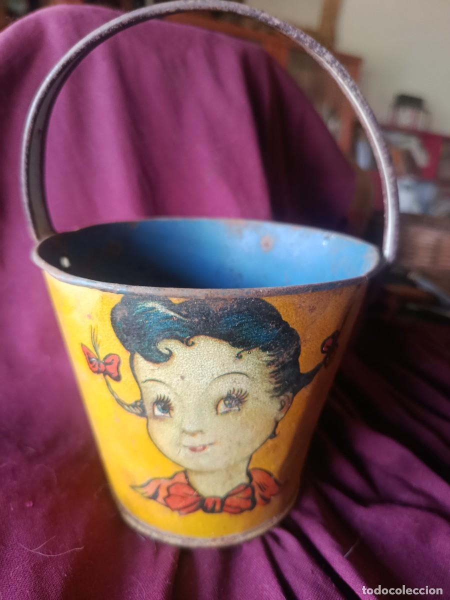 Juguetes antiguos y juegos de colecci&oacute;n: Cubo de playa a&ntilde;os 40.Con serigraf&iacute;a de ni&ntilde;a y enanito