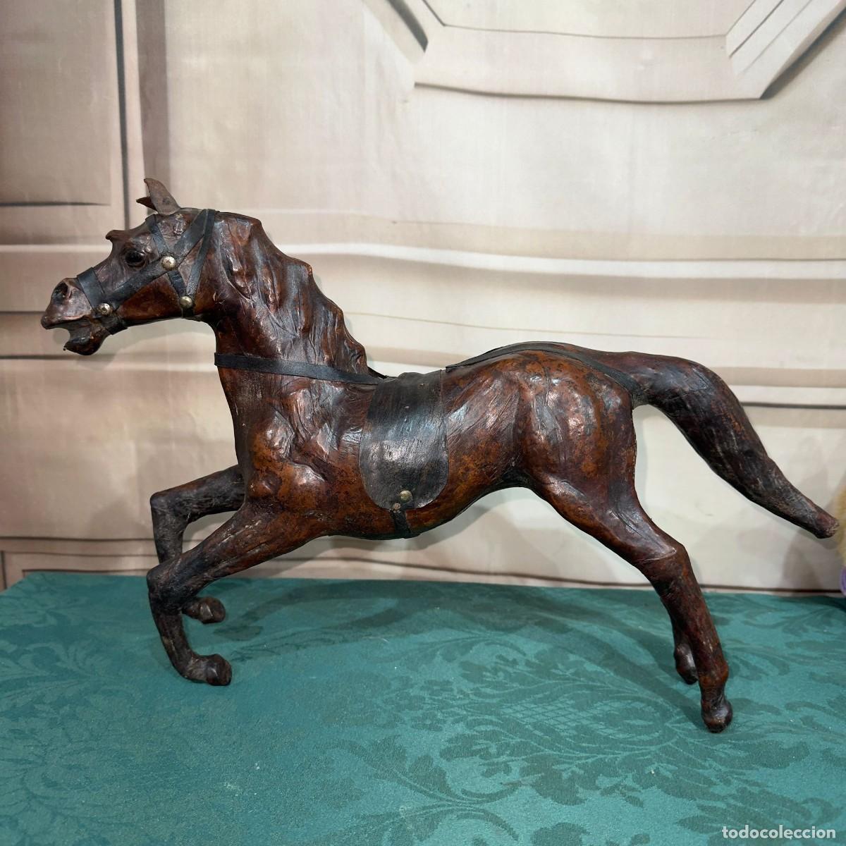 Juguetes antiguos y juegos de colecci&oacute;n: Antigua figura de caballo de madera recubierto en cuero