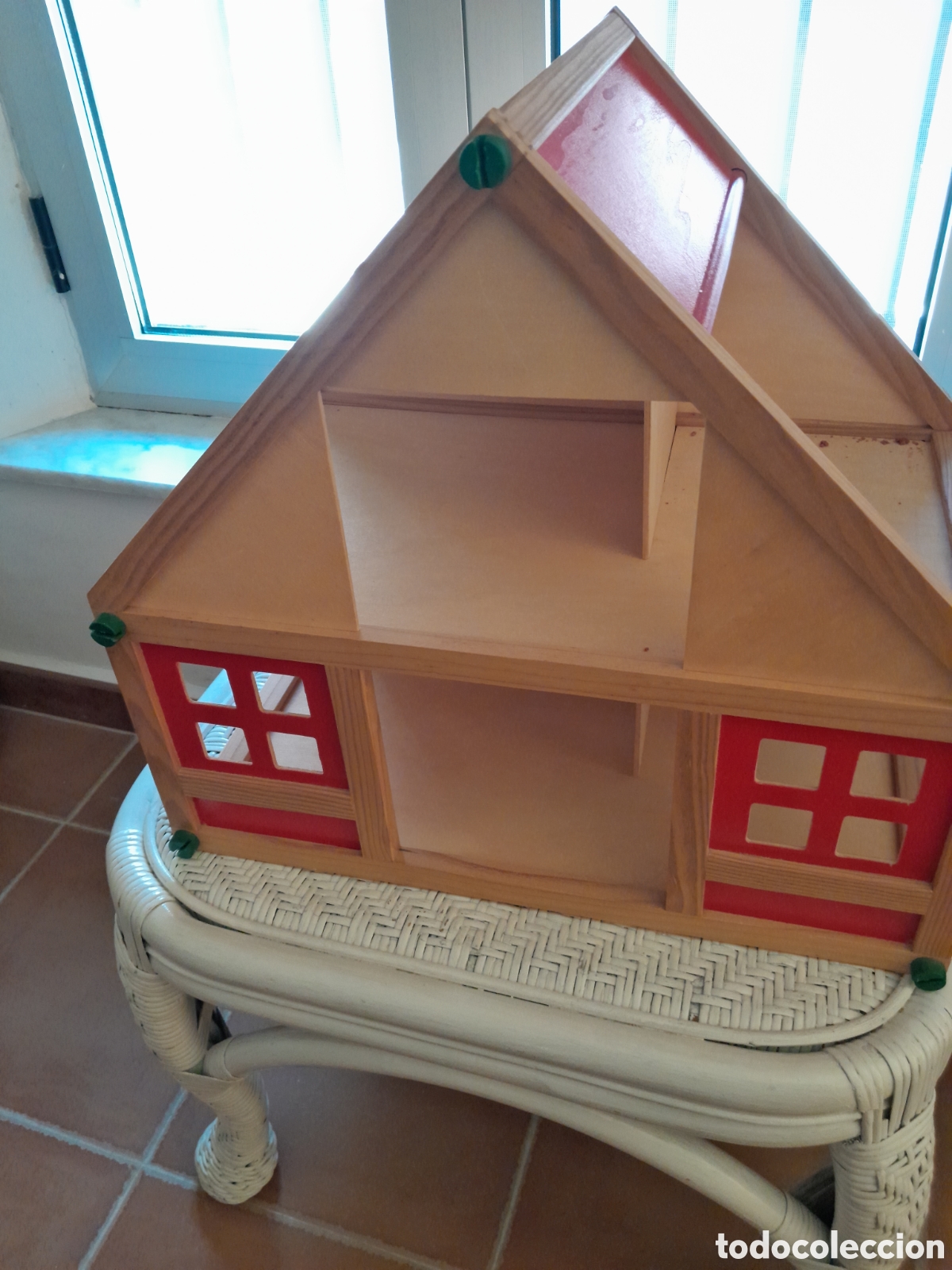 Juguetes antiguos y juegos de colecci&oacute;n: Casita de mu&ntilde;ecas de madera con adorno en rojo con ventana