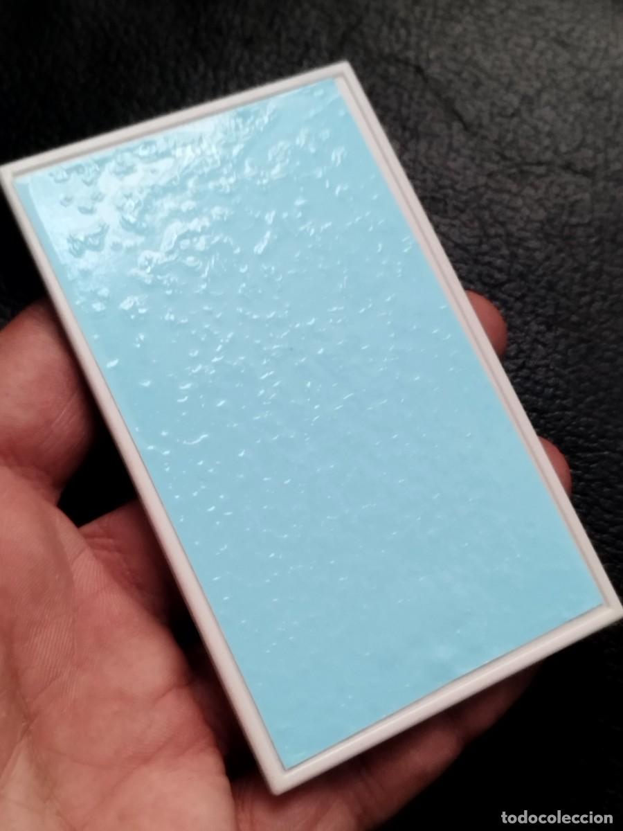 Juguetes antiguos y juegos de colecci&oacute;n: Base de pl&aacute;stico de juguete, color azul a identificar.