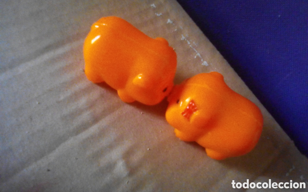 Juguetes antiguos y juegos de colecci&oacute;n: 2 Cerditos unidos por una cuerda con mecanismo que al estirar vuelven a unirse. Mide 10 cm.