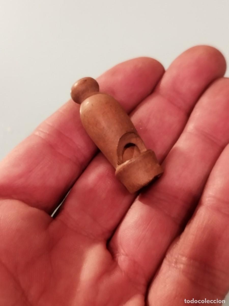 Juguetes antiguos y juegos de colecci&oacute;n: Antiguo peque&ntilde;o silbato o pito de madera torneada.