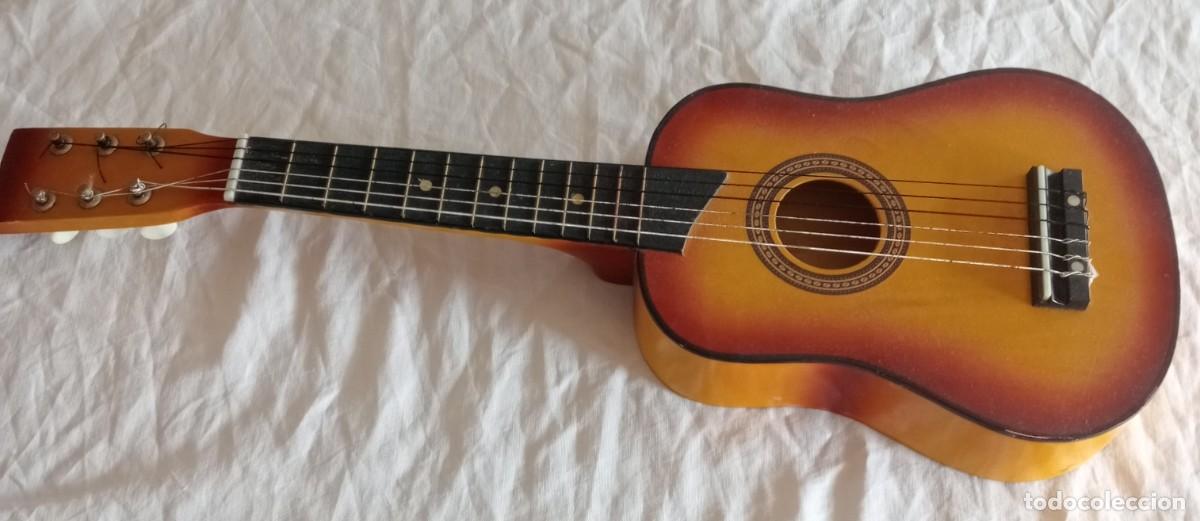 Juguetes antiguos y juegos de colecci&oacute;n: GUITARRA INFANTIL JUGUETTOS, LARGO TOTAL 64 CM