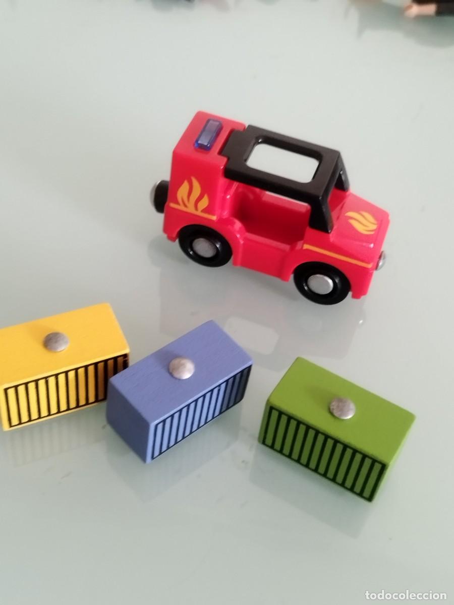 Juguetes antiguos y juegos de colecci&oacute;n: Cami&oacute;n de bomberos de juguete para via tren, con bloques de carga magn&eacute;ticos de colores.
