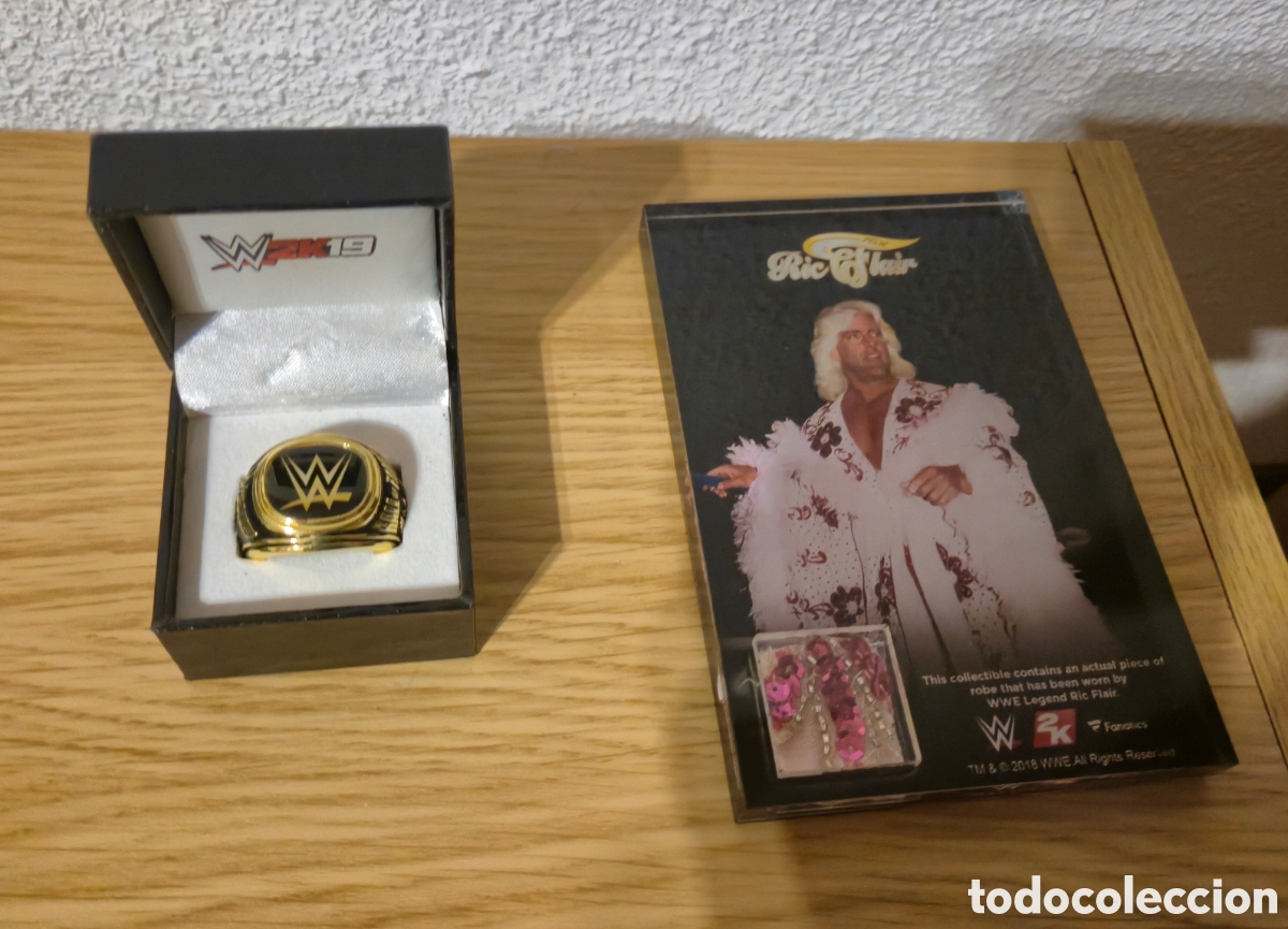 Juguetes antiguos y juegos de colecci&oacute;n: Trozo de bata y anillo del luchador Ric Flair. Conmemorativa y limitado del juego w2k19 cath wrestli