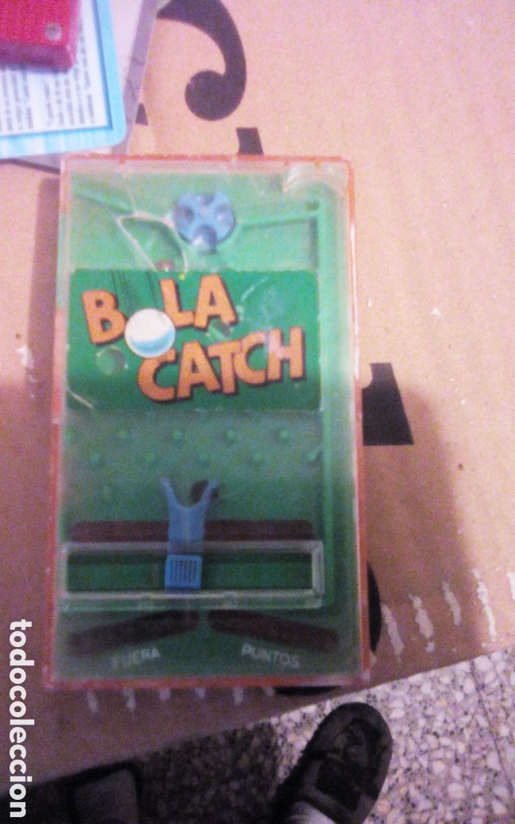 Juguetes antiguos y juegos de colecci&oacute;n: Juego de habilidad tragabolas. Bola Catch. Juguetes Tomy, Japan. 1976. Mide 7 x 12 cm., tiene rotura