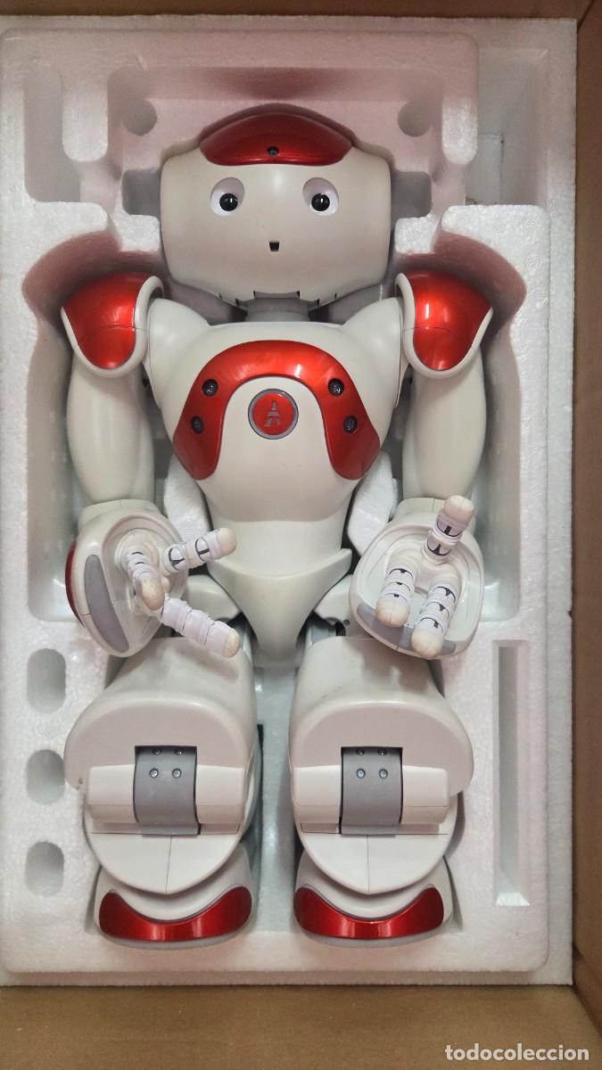Altes Spielzeug und Spiele: robot humanoide NAO Alberan