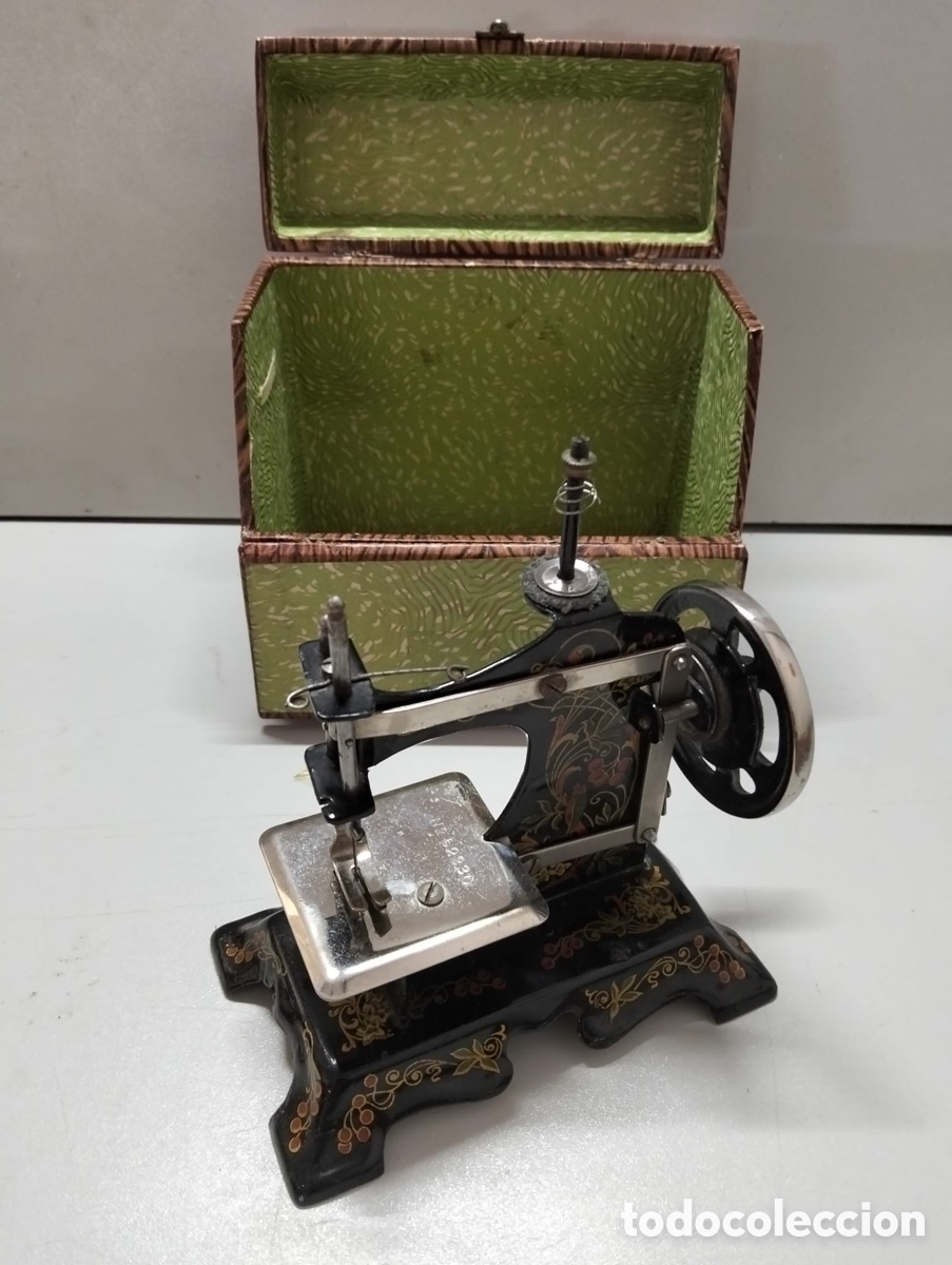 Juguetes antiguos y juegos de colecci&oacute;n: m&aacute;quina de coser infantil en miniatura es un juguete antiguo de fabricaci&oacute;n alemana,