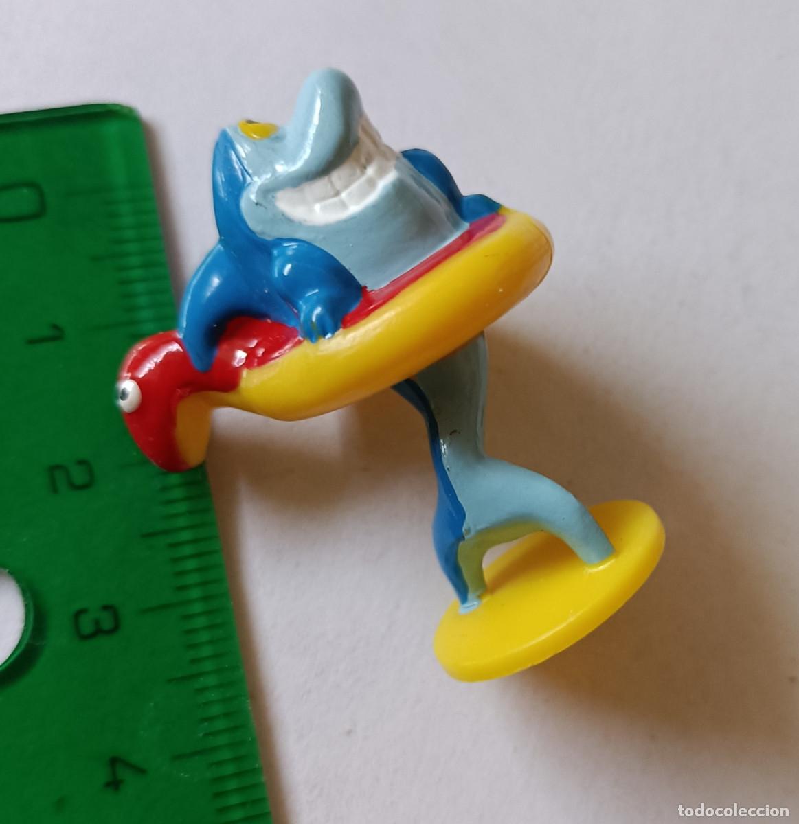 Juguetes antiguos y juegos de colecci&oacute;n: VARIANTE figura mu&ntilde;eco mondesir de huevo sorpresa animal miniatura mini tiburon flotador