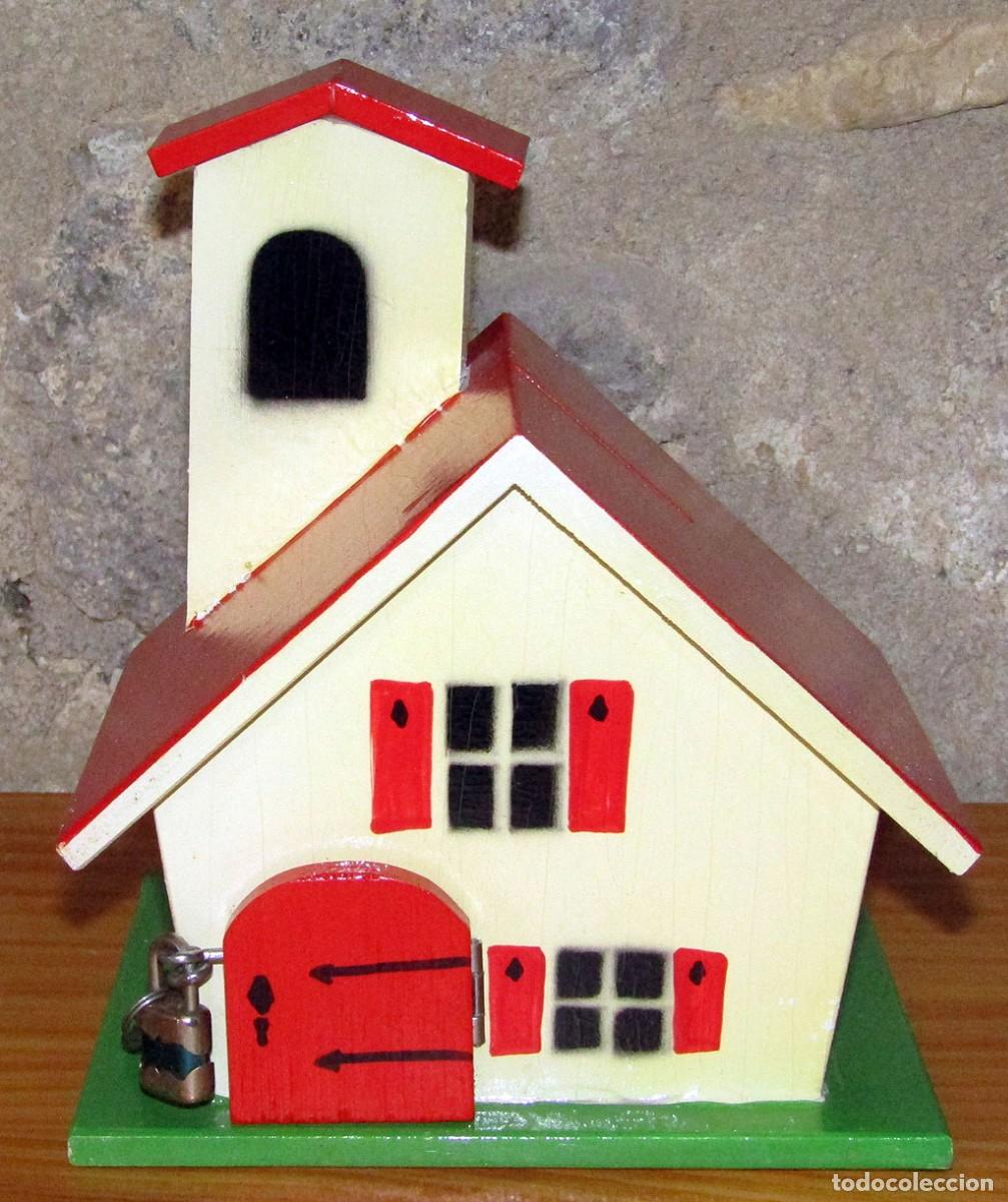 Juguetes antiguos y juegos de colecci&oacute;n: ANTIGUA HUCHA DE MADERA CON FORMA DE CASA - NUEVA, A ESTRENAR - A&Ntilde;OS 60 - IMPECABLE