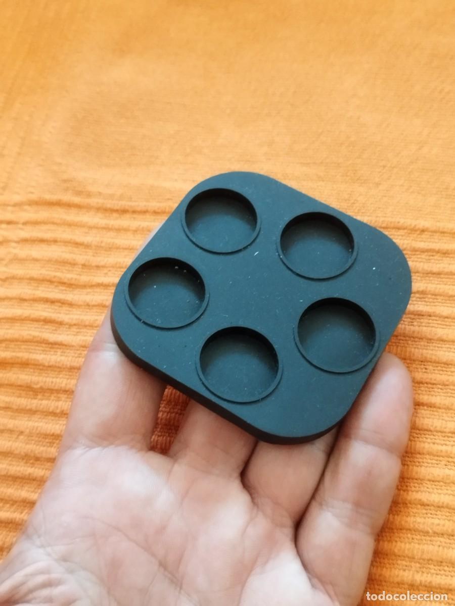 Antique Toys and Collectible Games: Dandeja cuadrada de silicona negra con 5 cavidades.