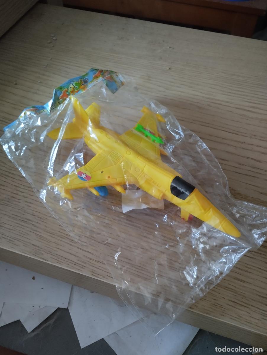 Juguetes antiguos y juegos de colecci&oacute;n: avion amarillo de combate en su blister