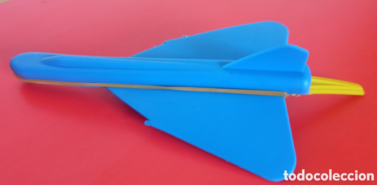 Juguetes antiguos y juegos de colecci&oacute;n: AVI&Oacute;N VOLADOR AZUL CON LANZADOR.BARATIJA KIOSKO NACIONAL 60'S.