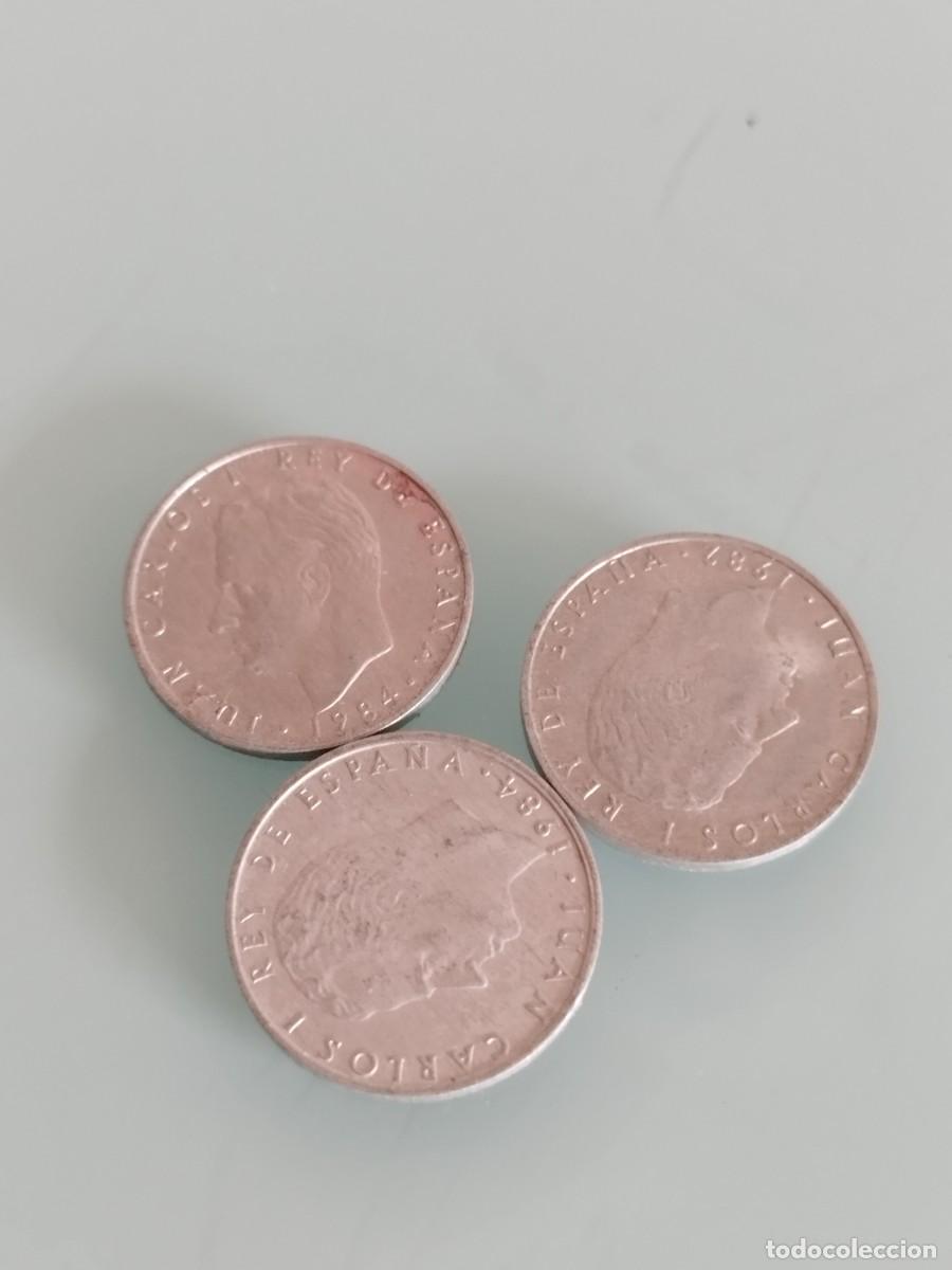 Juguetes antiguos y juegos de colecci&oacute;n: Tres monedas de 2 pts, pesetas. Juan Carlos 1982-1984.