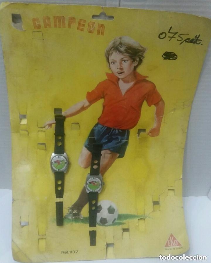 Juguetes antiguos y juegos de colecci&oacute;n: EXPOSITOR CON 2 RELOJES EKO - A&Ntilde;OS 70 - CAMPE&Oacute;N . carton con roturas grandes
