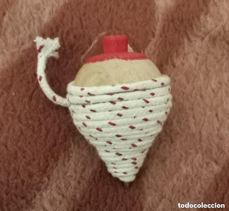 Juguetes antiguos y juegos de colecci&oacute;n: PEONZA O TROMPO CON CORDEL -A&Ntilde;OS 80 O 90 BUEN ESTADO