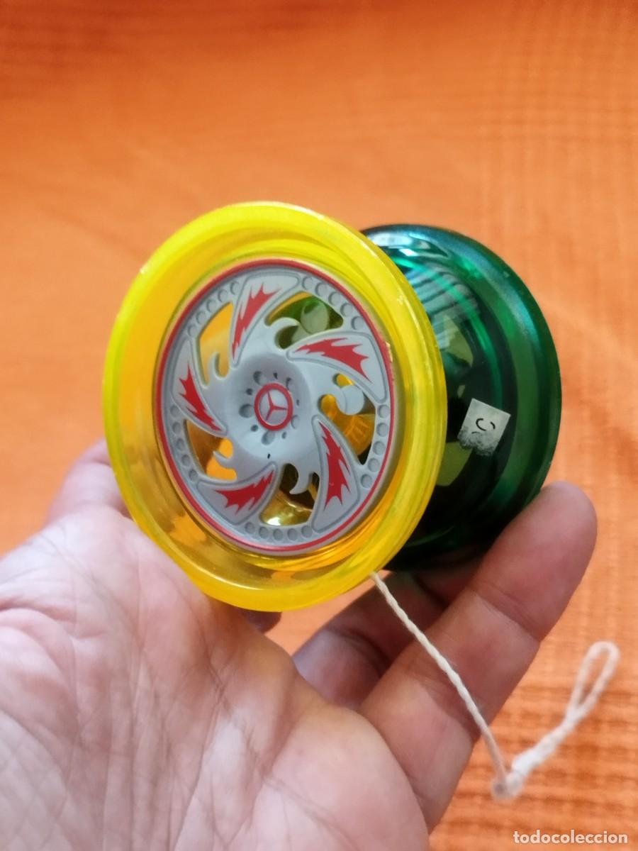 Juguetes antiguos y juegos de colecci&oacute;n: Yo de pl&aacute;stico en forma de llanta de coche.