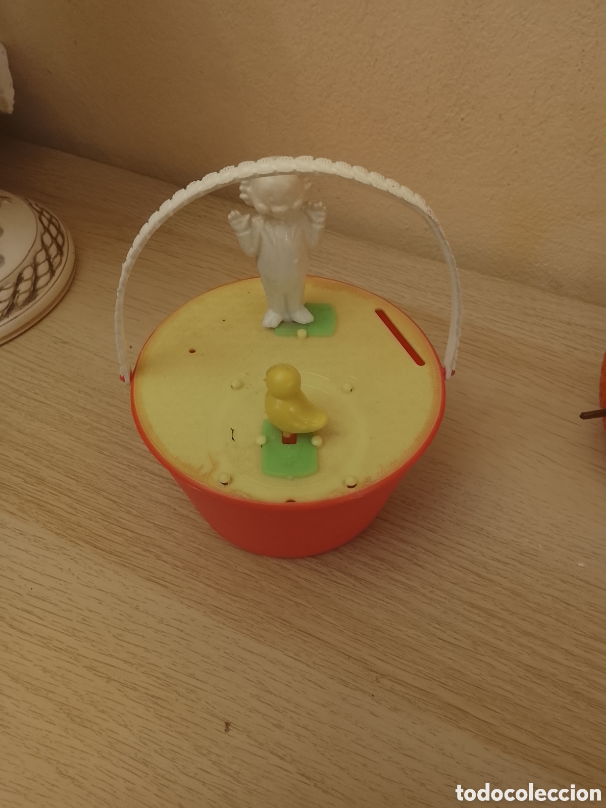 Juguetes antiguos y juegos de colecci&oacute;n: Antigua hucha con forma de cesto ,con gato y pollito .A&ntilde;os 60,Mide 12 de di&aacute;metro X7 de alto.