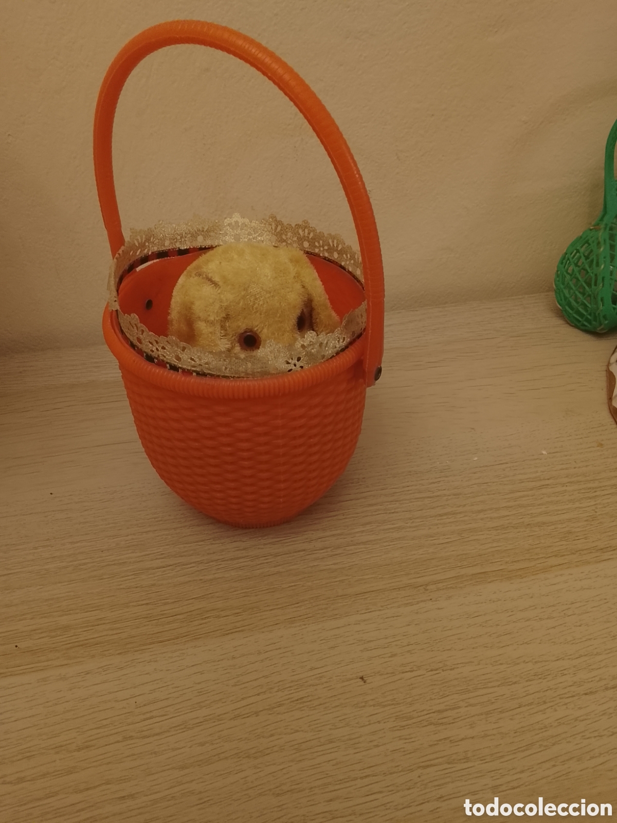 Juguetes antiguos y juegos de colecci&oacute;n: Cesta con perrito de peluche en el interior .Es de cuerda .Ver fotos y leer descripci&oacute;n .