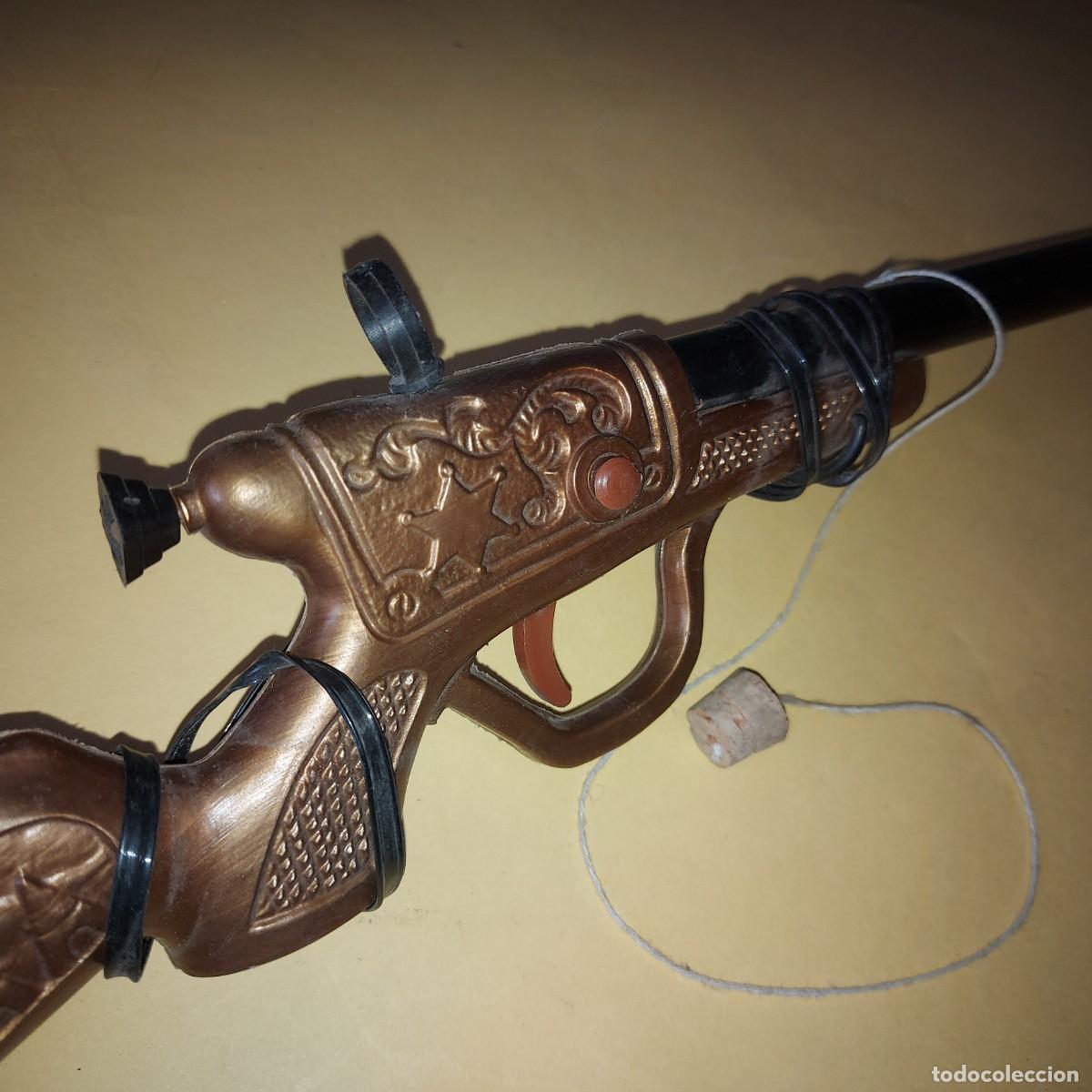 Juguetes antiguos y juegos de colecci&oacute;n: ESCOPETA RIFLE OESTE LANZA CORCHO, DE PL&Aacute;STICO SOPLADO. a&ntilde;os 70