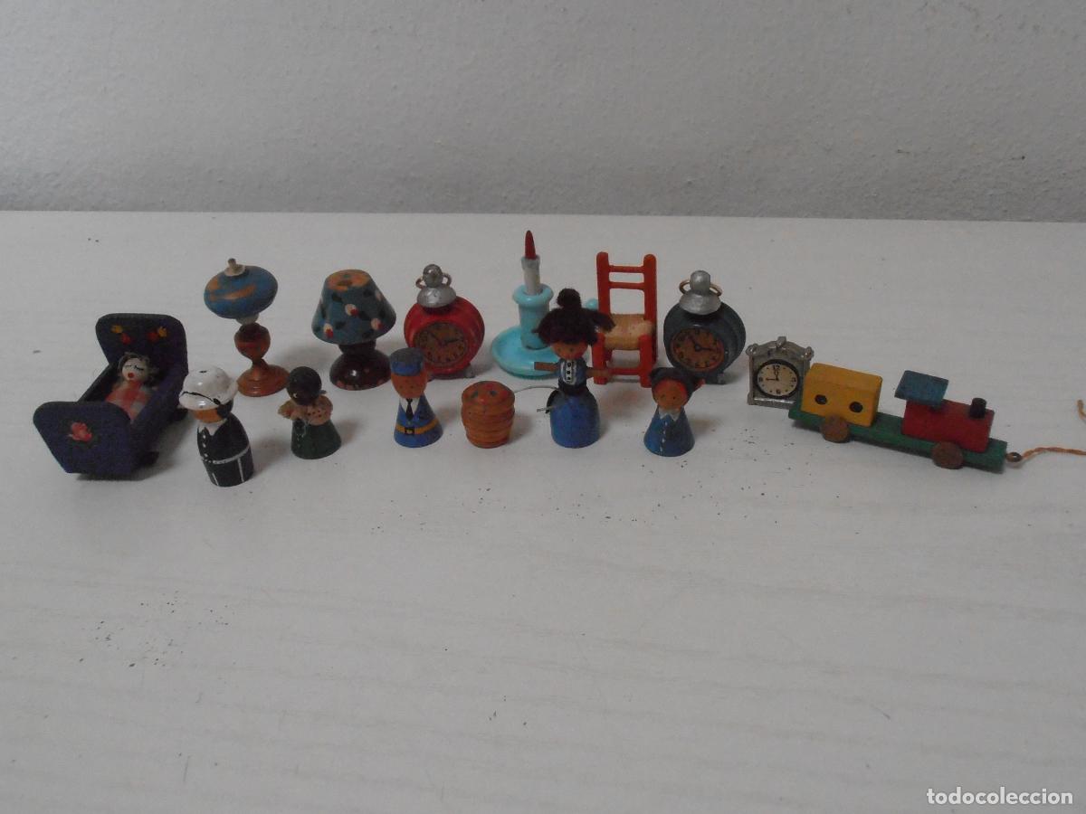 Juguetes antiguos y juegos de colecci&oacute;n: LOTE MU&Ntilde;ECOS Y FIGURITAS DECORACION CASITAS DE MADERA, V-23, A&Ntilde;OS 70